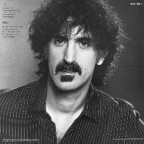 (Detr&aacute;s del LP) Foto por Steve Schapiro 